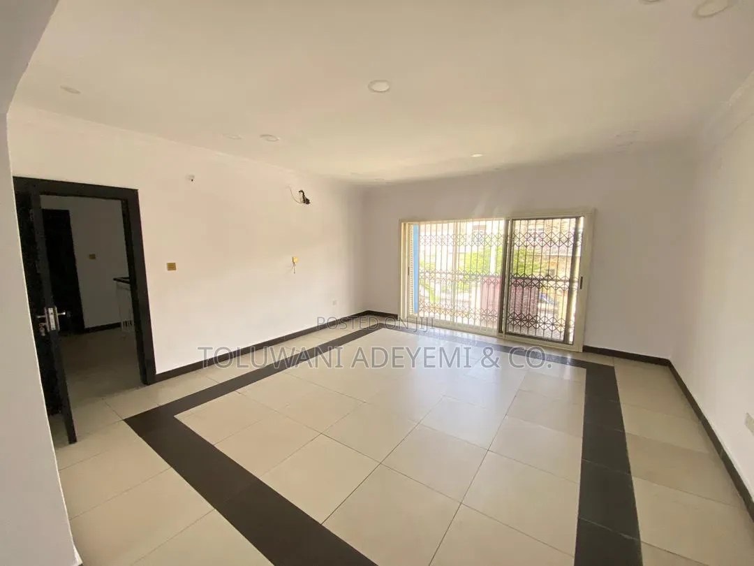 3bdrm Apartment in Lekki Phase 1 for rent