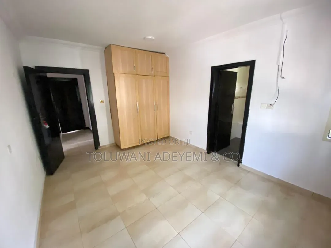 3bdrm Apartment in Lekki Phase 1 for rent