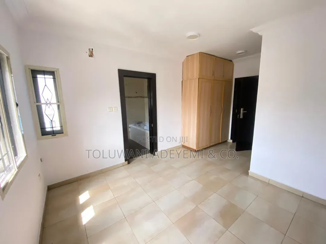 3bdrm Apartment in Lekki Phase 1 for rent