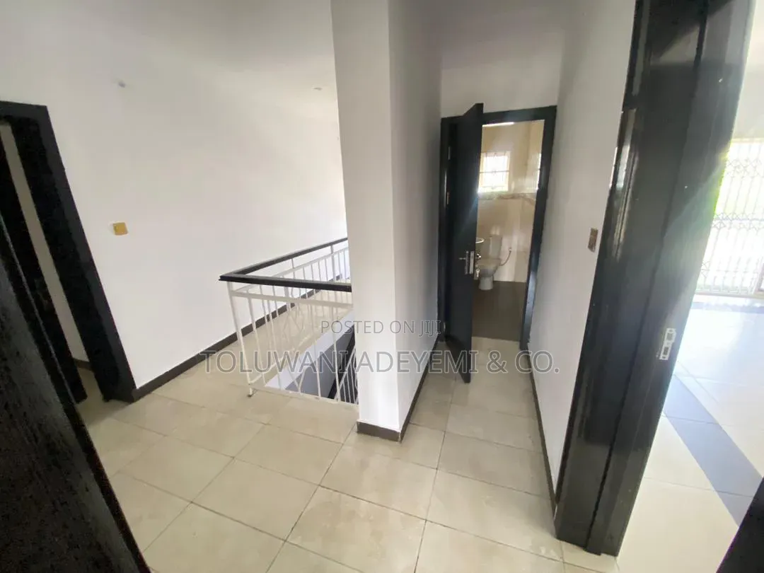 3bdrm Apartment in Lekki Phase 1 for rent