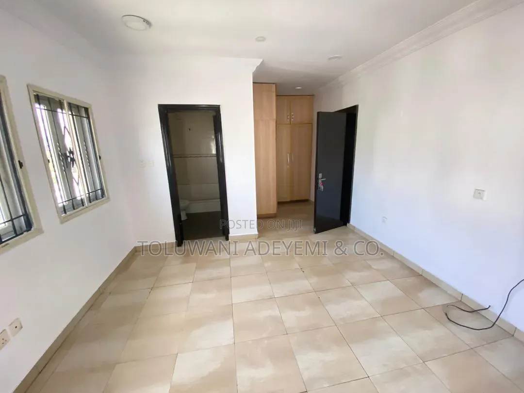 3bdrm Apartment in Lekki Phase 1 for rent