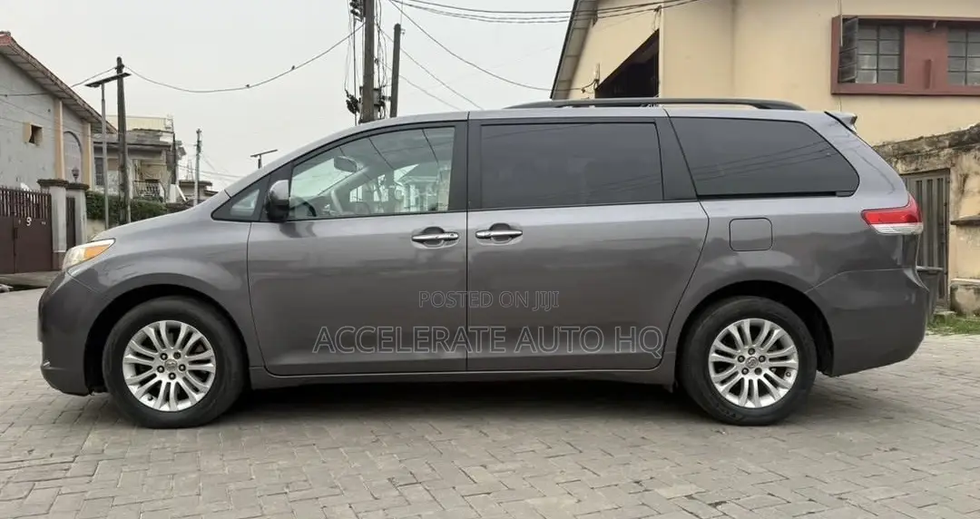 Toyota Sienna XLE 7-Passenger 4dr Minivan AWD (3.5L 6cyl 6A) 2014 Gray