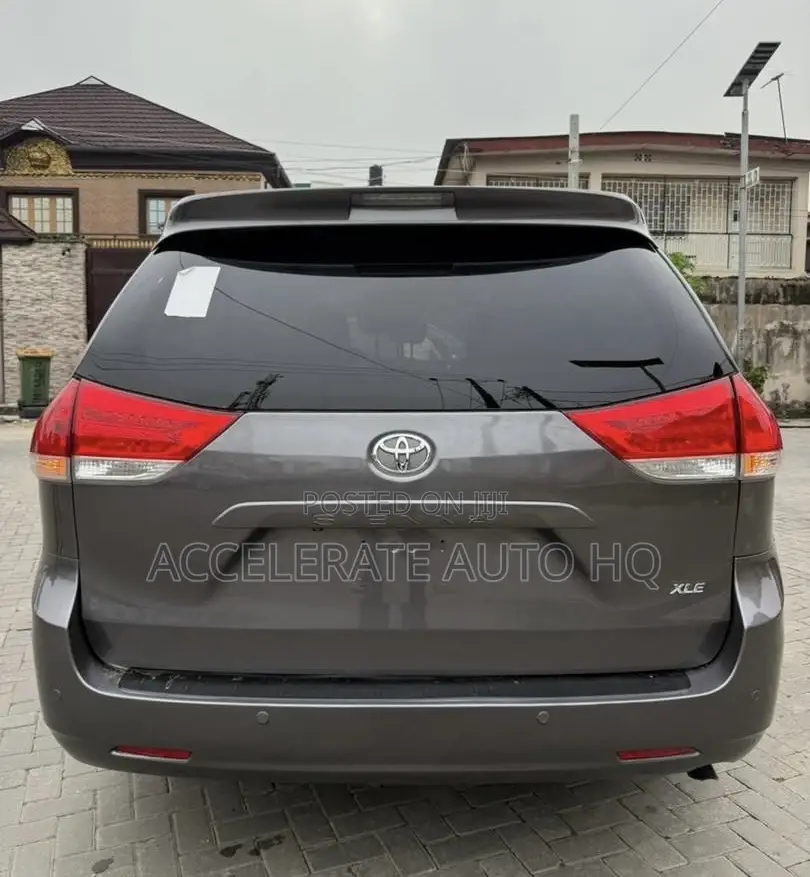 Toyota Sienna XLE 7-Passenger 4dr Minivan AWD (3.5L 6cyl 6A) 2014 Gray