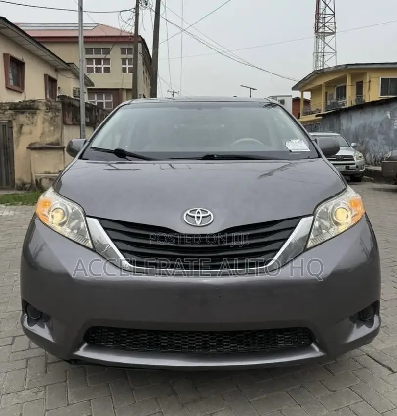 Toyota Sienna XLE 7-Passenger 4dr Minivan AWD (3.5L 6cyl 6A) 2014 Gray