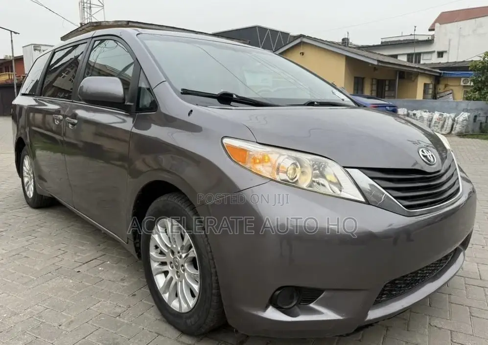 Toyota Sienna XLE 7-Passenger 4dr Minivan AWD (3.5L 6cyl 6A) 2014 Gray