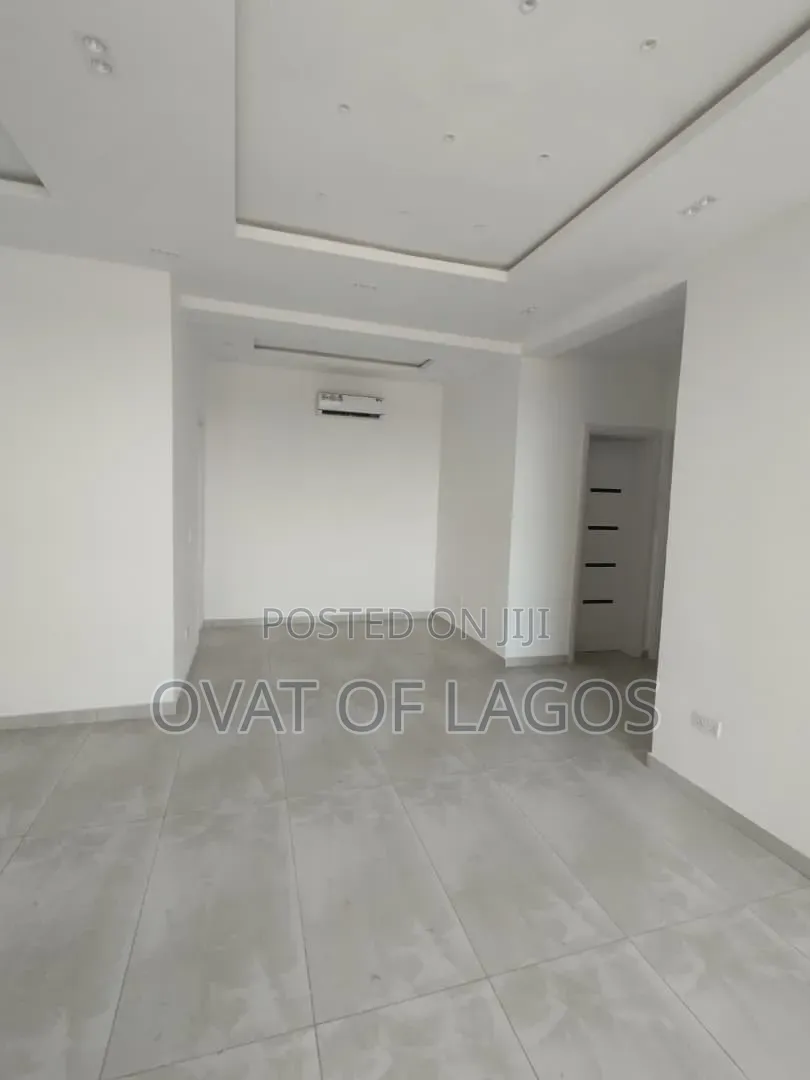 3bdrm Apartment in Lekki Phase 1 for rent