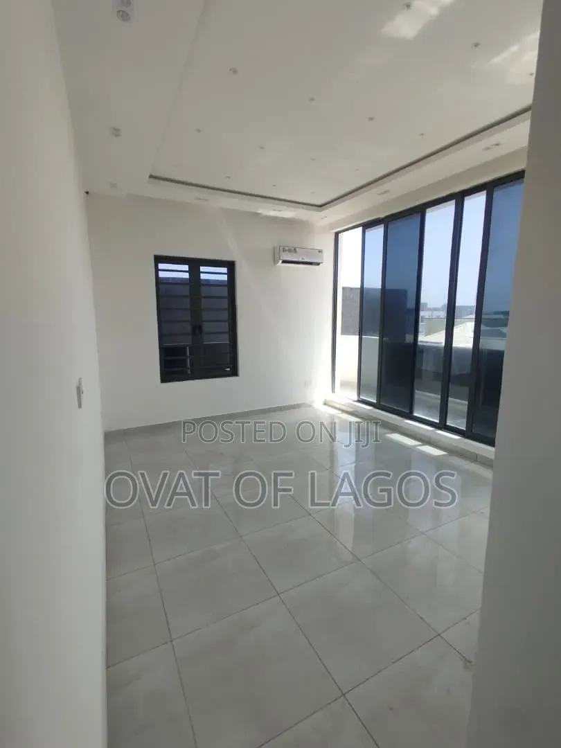 3bdrm Apartment in Lekki Phase 1 for rent