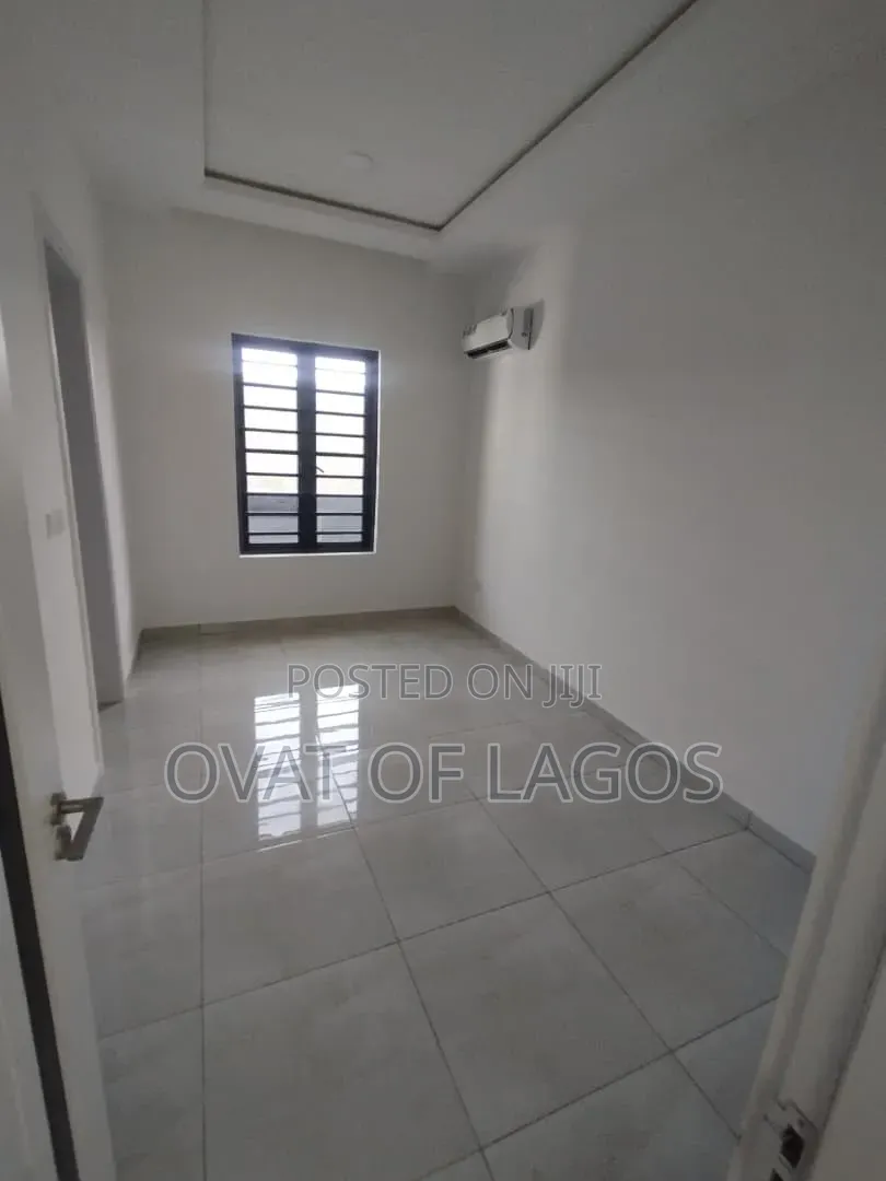 3bdrm Apartment in Lekki Phase 1 for rent