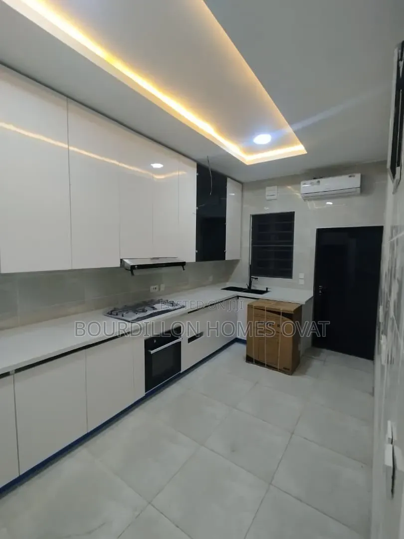 4bdrm Duplex in Oniru Victoria for sale
