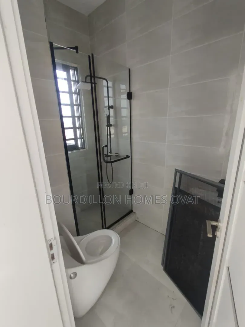 3bdrm Apartment in Lekki Phase 1 for rent