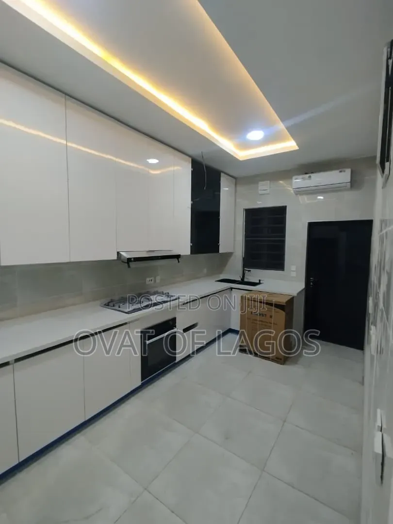 4bdrm Duplex in Oniru, 1004 for sale
