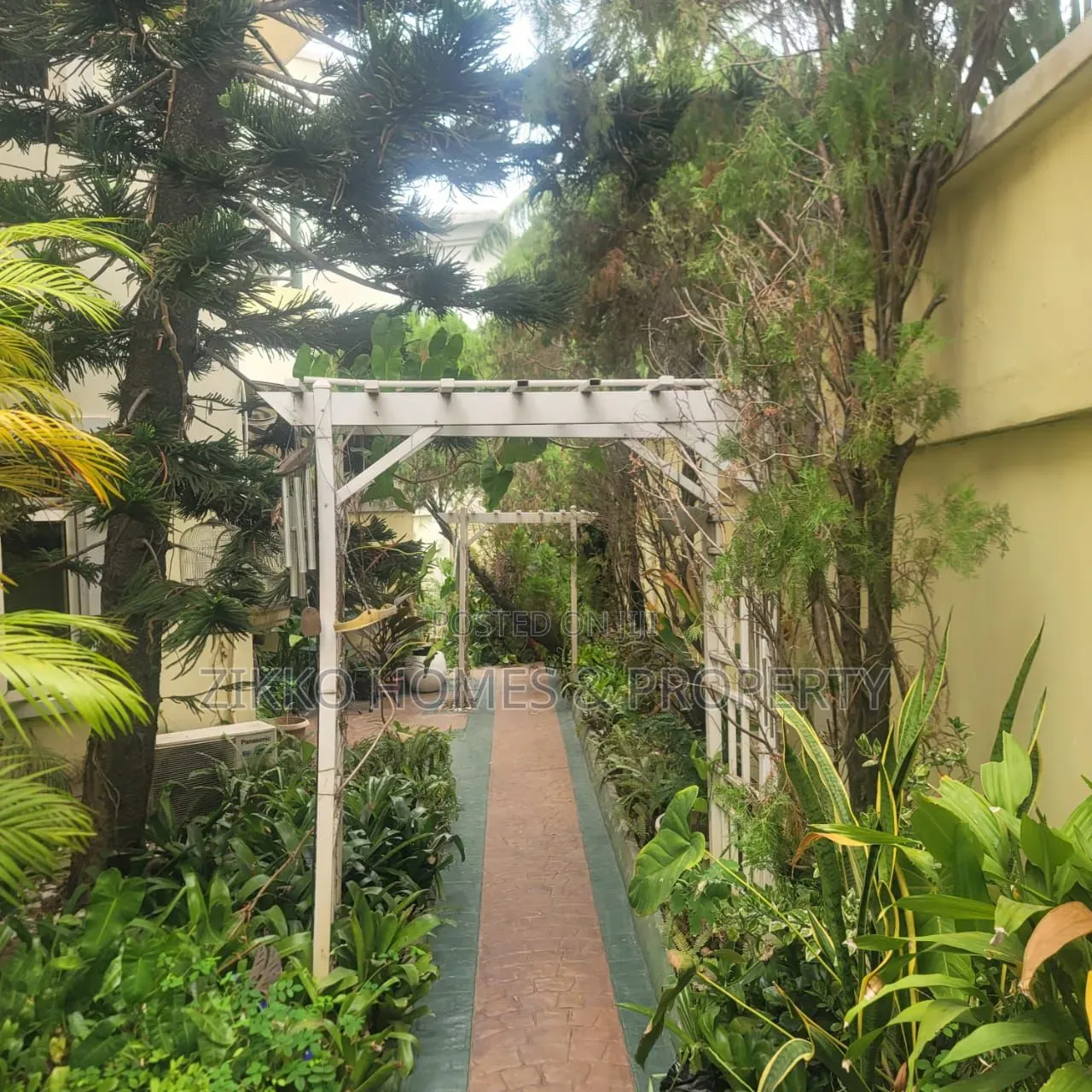 4bdrm Duplex in Vgc for sale