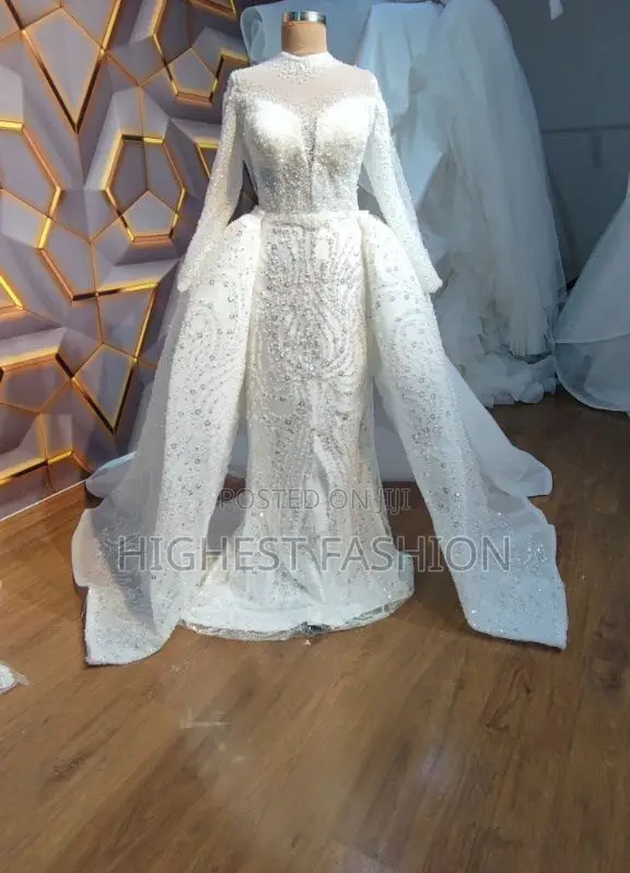 Long-Sleeve Fitted Wedding Dress With Detachabletrain – Style 319