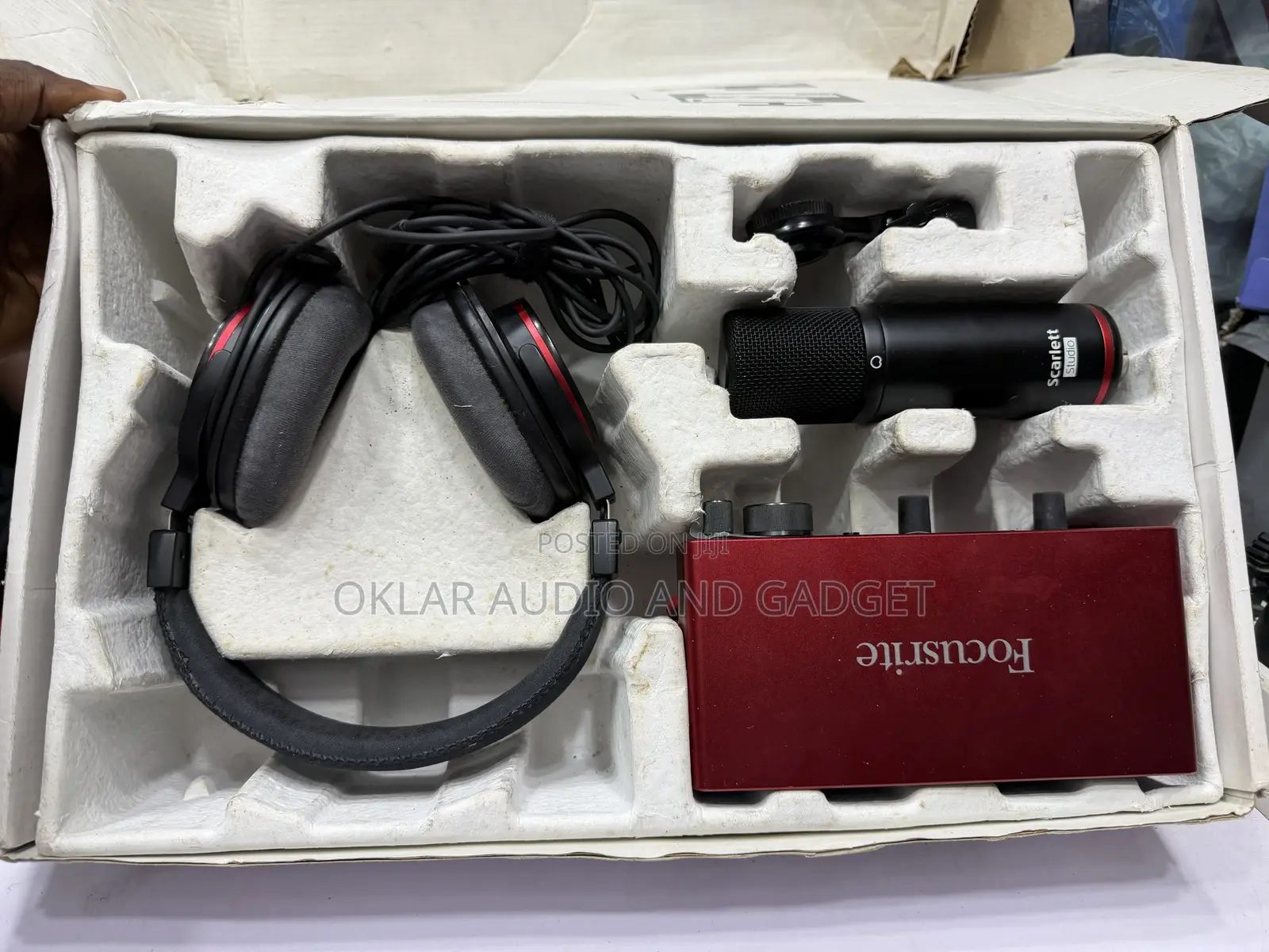 Focusrite Scarlett 2i2 Studio Bundle 3rd Gen (Used)