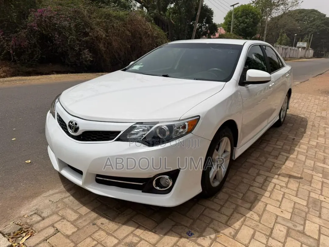 Toyota Camry SE 4dr Sedan (2.5L 4cyl 6A) 2013 White