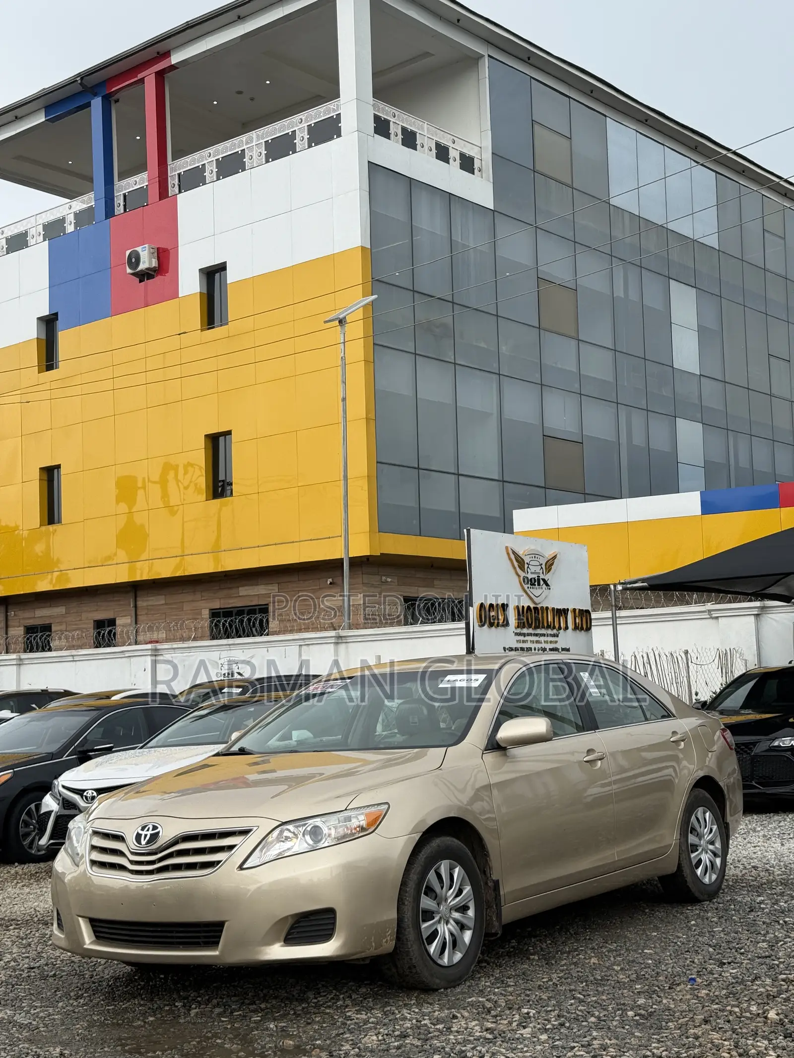 Toyota Camry LE 4dr Sedan (2.5L 4cyl 6AM) 2010 Gold