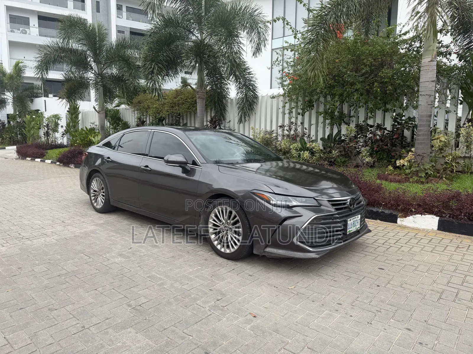 Toyota Avalon Limited FWD Sedan (3.5L V6 8A) 2019 Brown