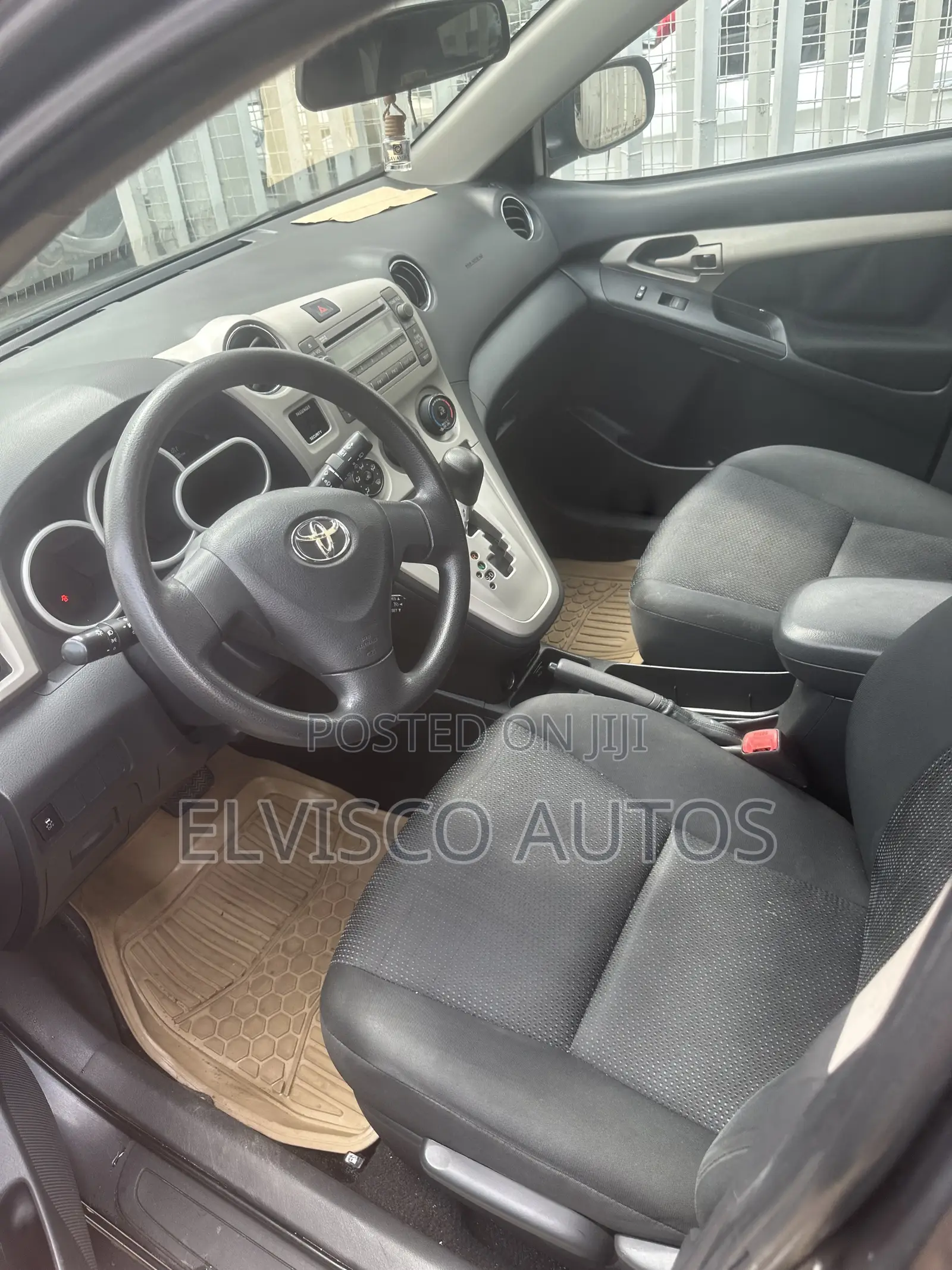 Toyota Matrix S Hatchback FWD (2.4L 4cyl 5A) 2010 Gray