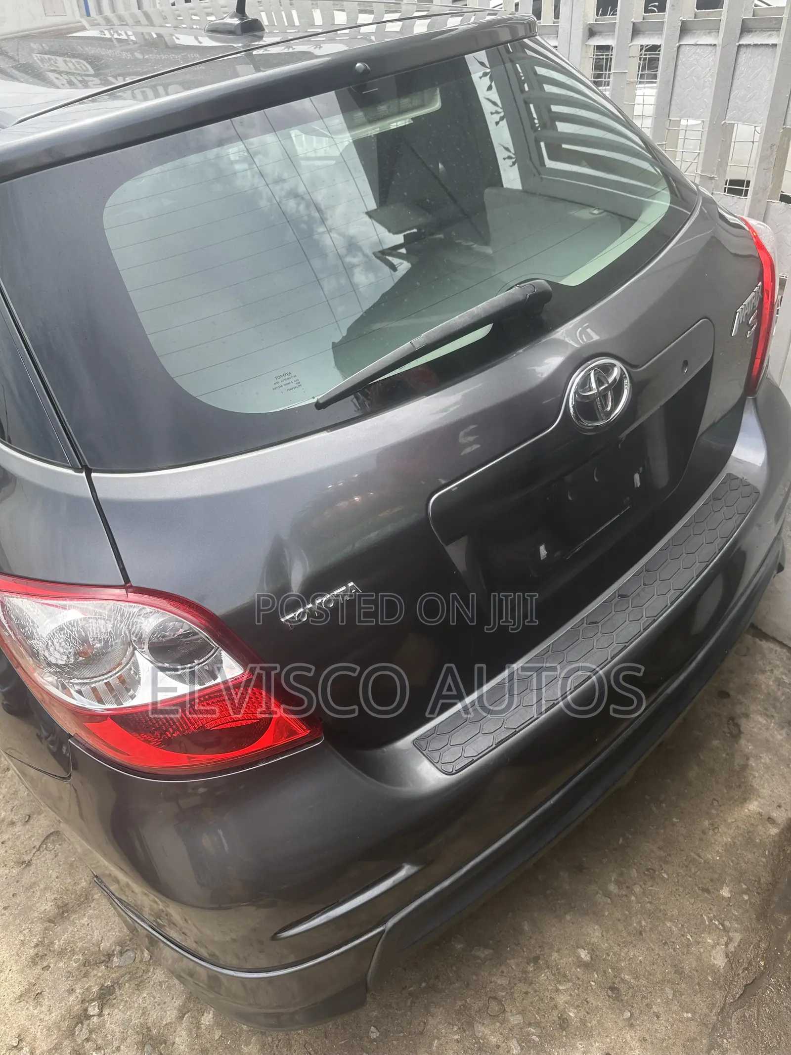 Toyota Matrix S Hatchback FWD (2.4L 4cyl 5A) 2010 Gray
