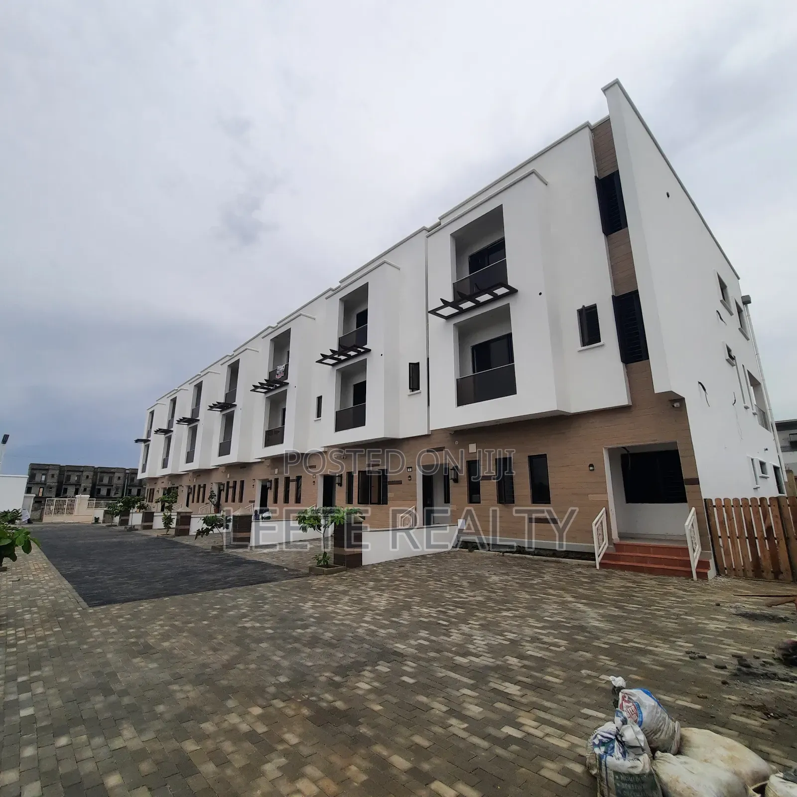 5bdrm Townhouse/Terrace in Jahi for sale