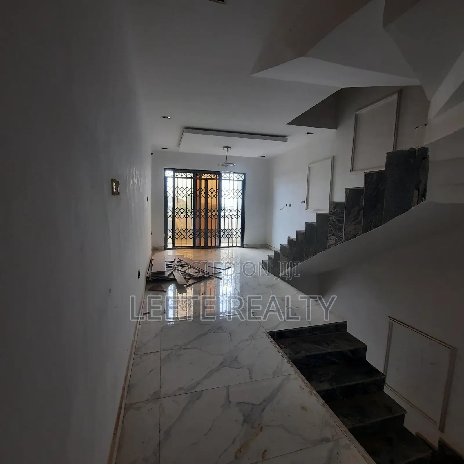 5bdrm Townhouse/Terrace in Jahi for sale