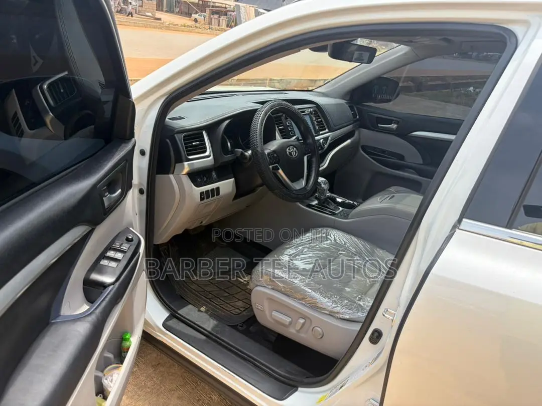 Toyota Highlander XLE 4x4 V6 (3.5L 6cyl 8A) 2018 White