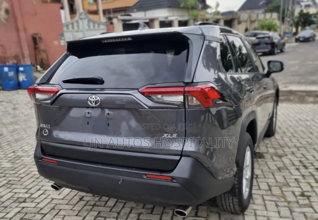Toyota RAV4 XLE AWD 2019 Gray