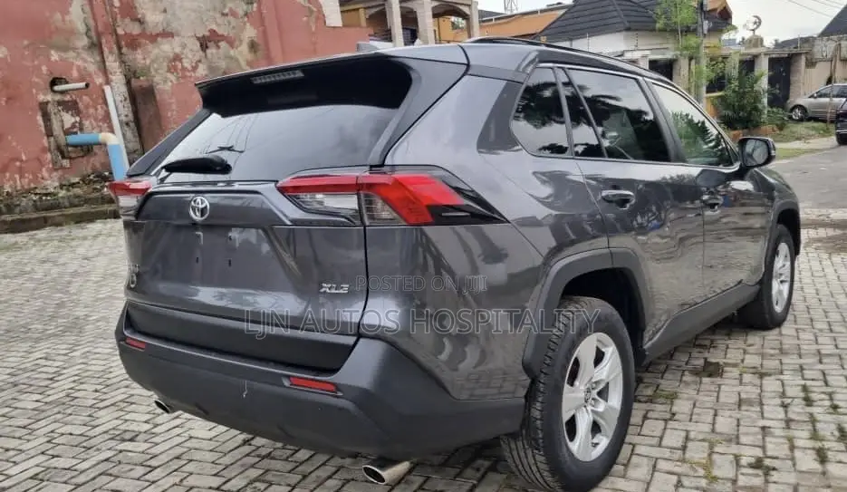Toyota RAV4 XLE AWD 2019 Gray