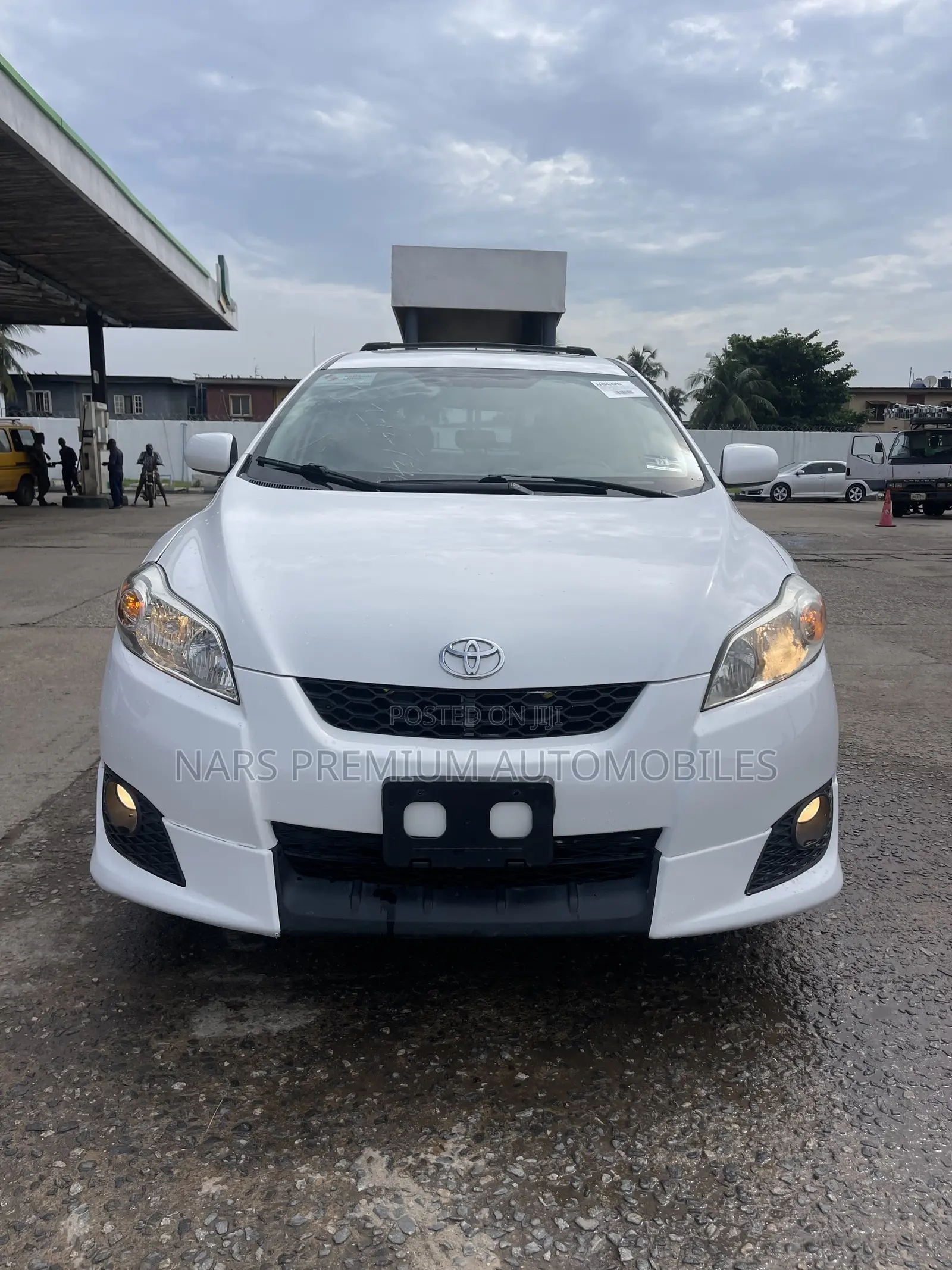 Toyota Matrix S Hatchback FWD (2.4L 4cyl 5A) 2009 White