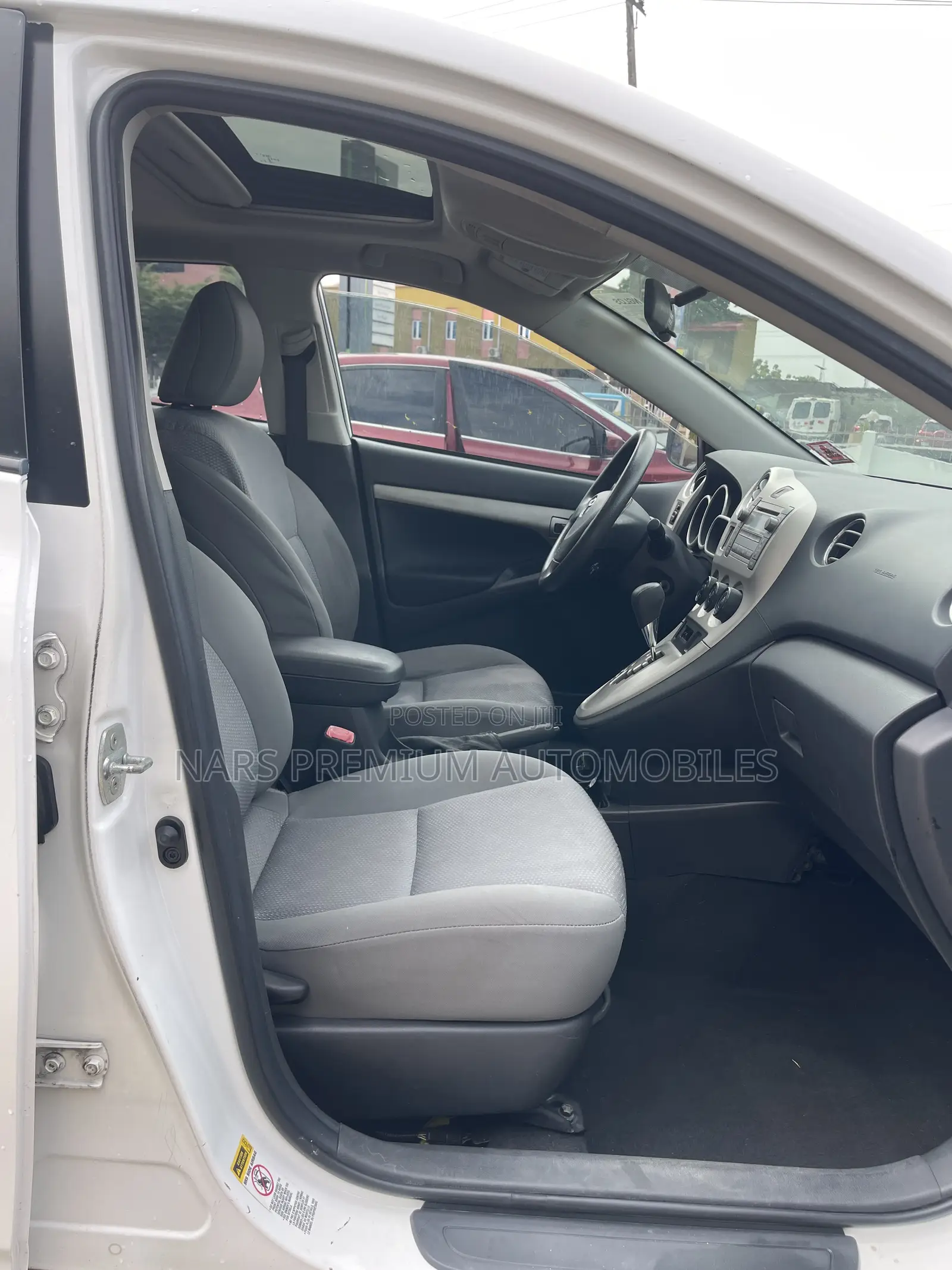 Toyota Matrix S Hatchback FWD (2.4L 4cyl 5A) 2009 White