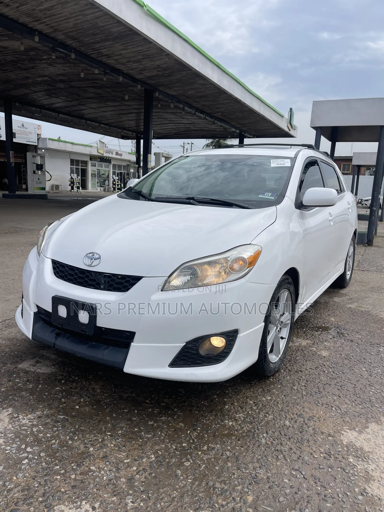 Toyota Matrix S Hatchback FWD (2.4L 4cyl 5A) 2009 White
