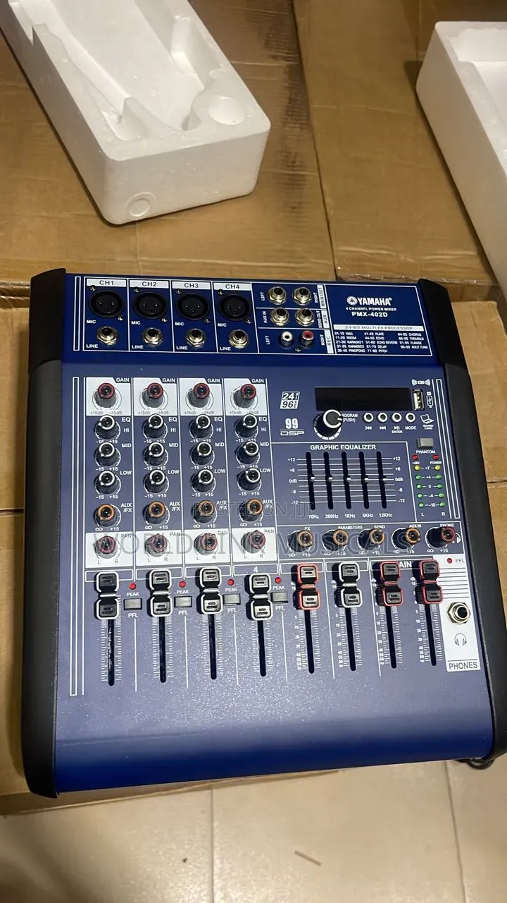 4 Channels Powered Mixer