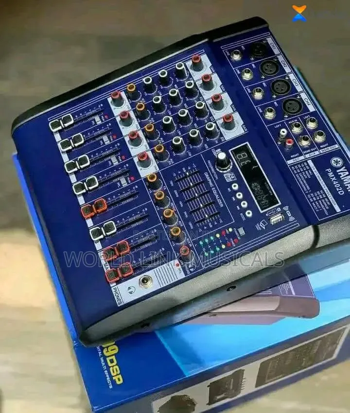 4 Channels Powered Mixer