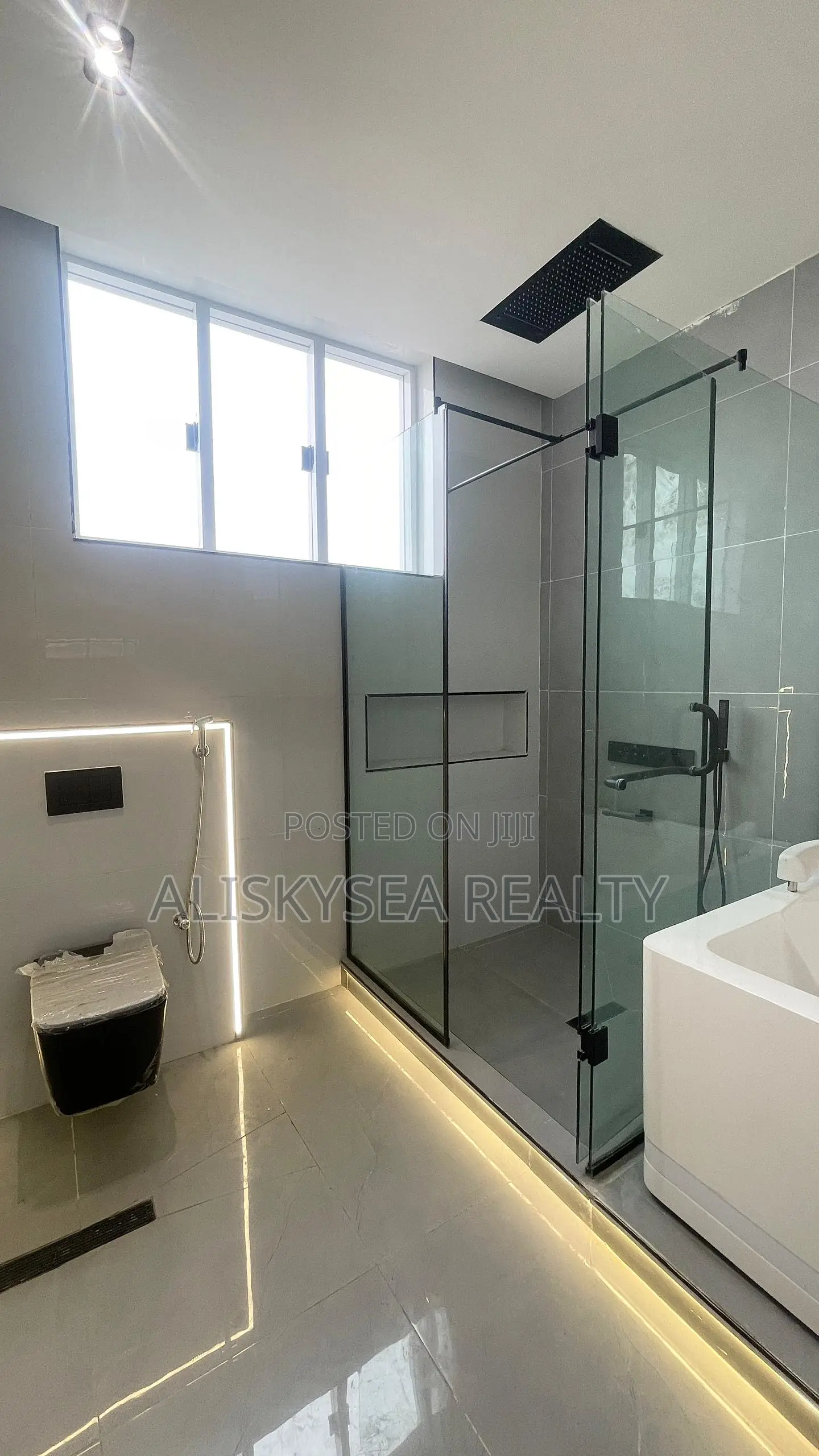 5bdrm House in Osapa for sale
