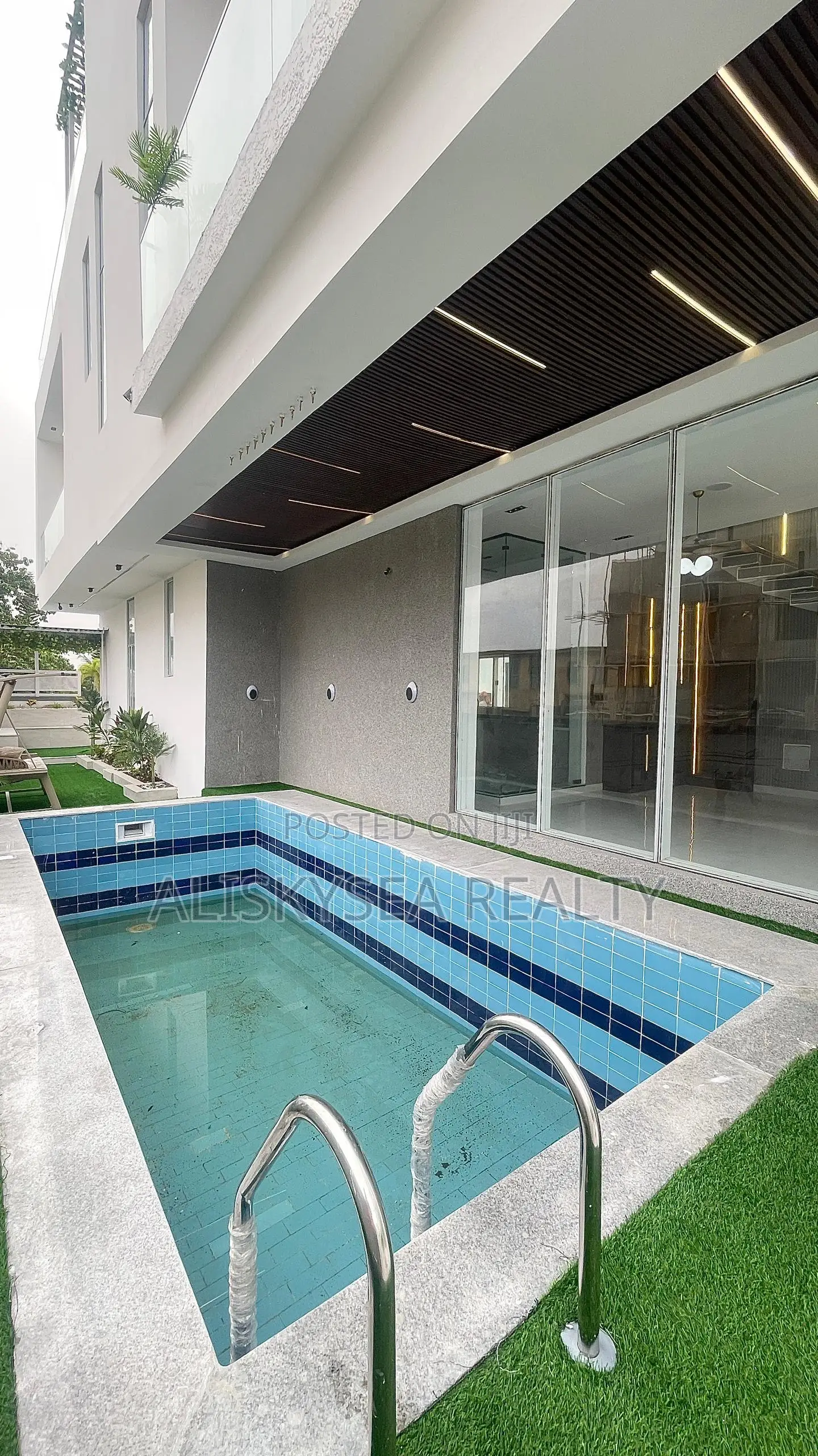 5bdrm House in Osapa for sale