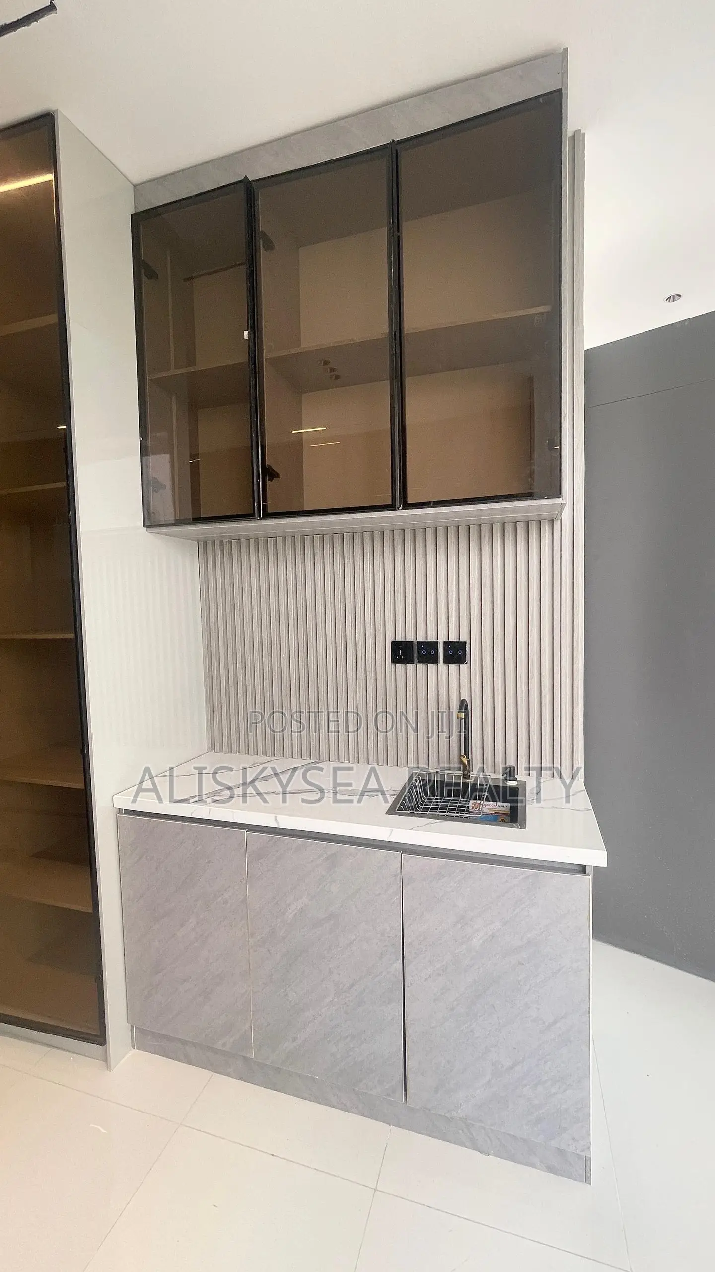 5bdrm House in Osapa for sale