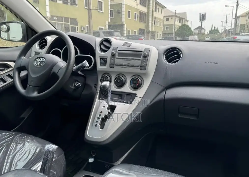 Toyota Matrix S Hatchback AWD (2.4L 4cyl 4A) 2009 Silver