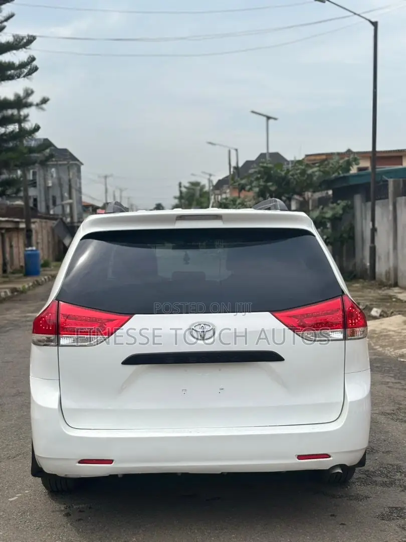 Toyota Sienna 7 Passenger 2011 White