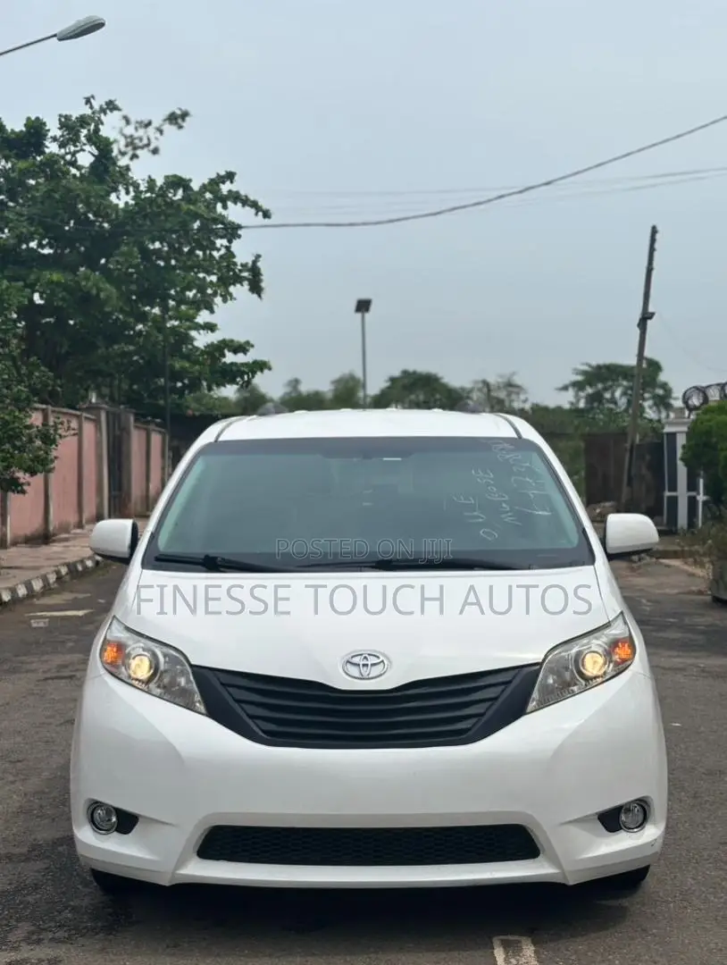 Toyota Sienna 7 Passenger 2011 White