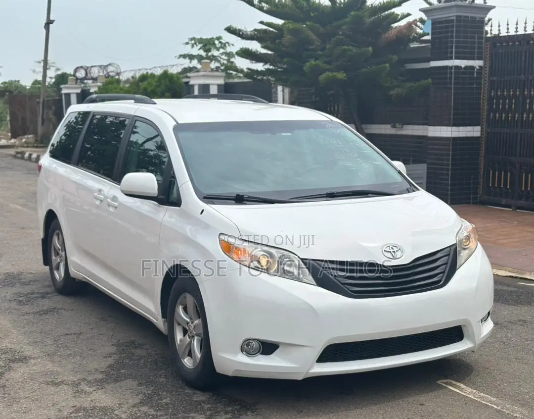 Toyota Sienna 7 Passenger 2011 White