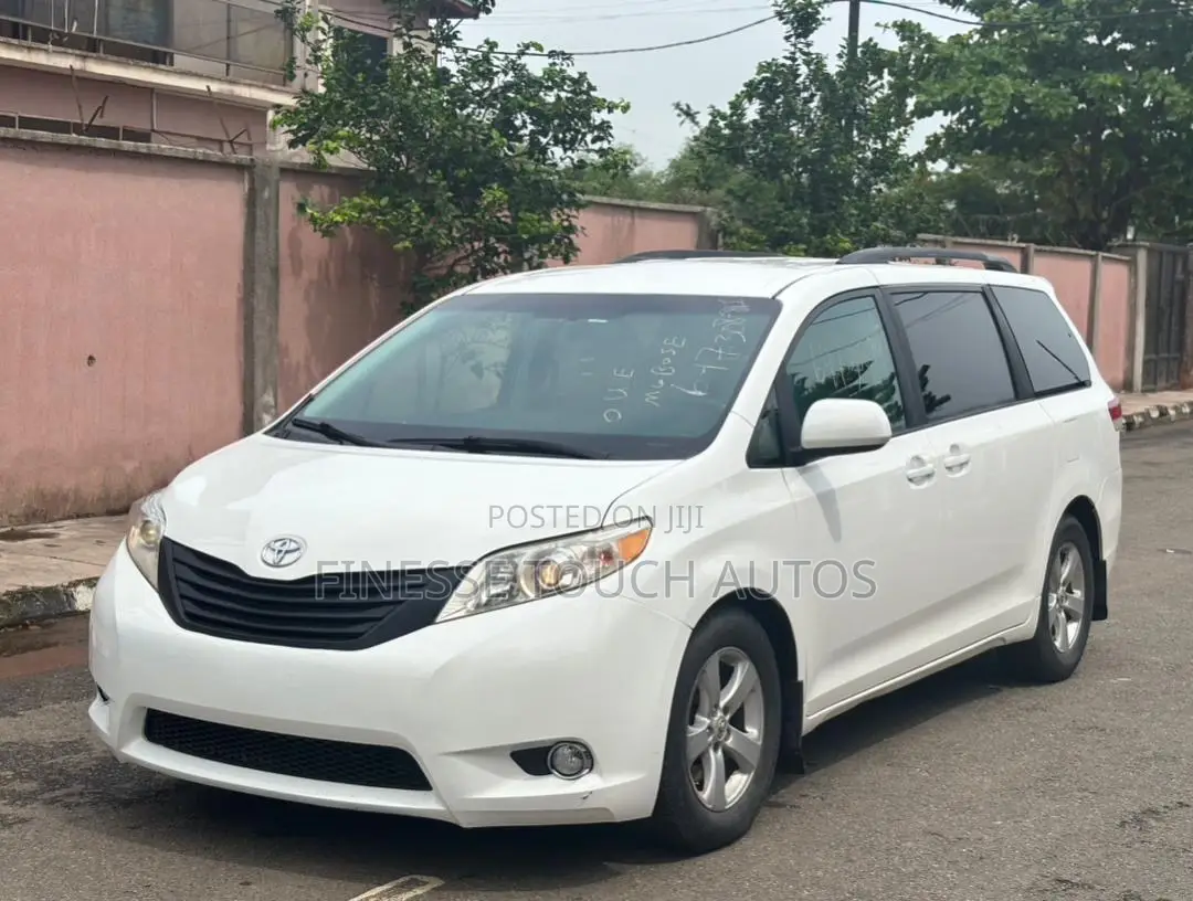 Toyota Sienna 7 Passenger 2011 White