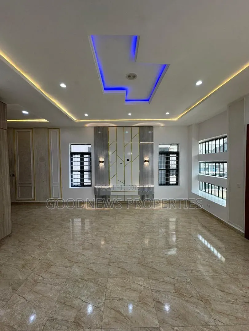 5bdrm Mansion in Orchid Road, Ikota for sale