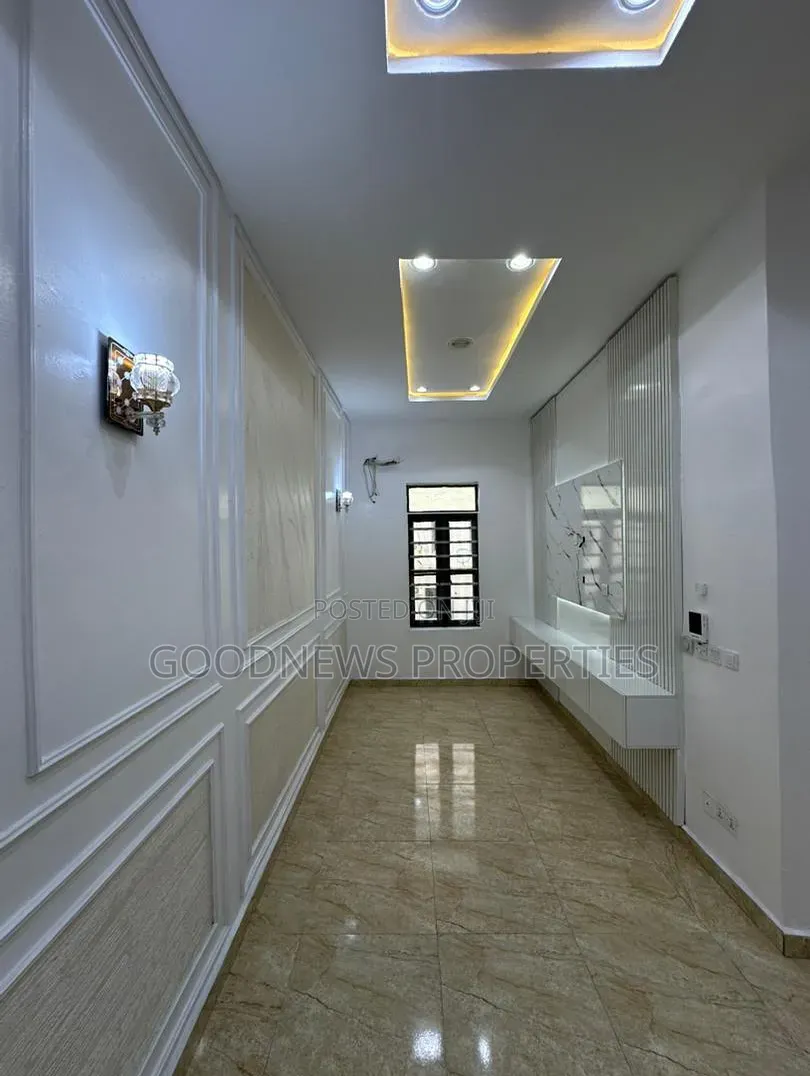 5bdrm Mansion in Orchid Road, Ikota for sale