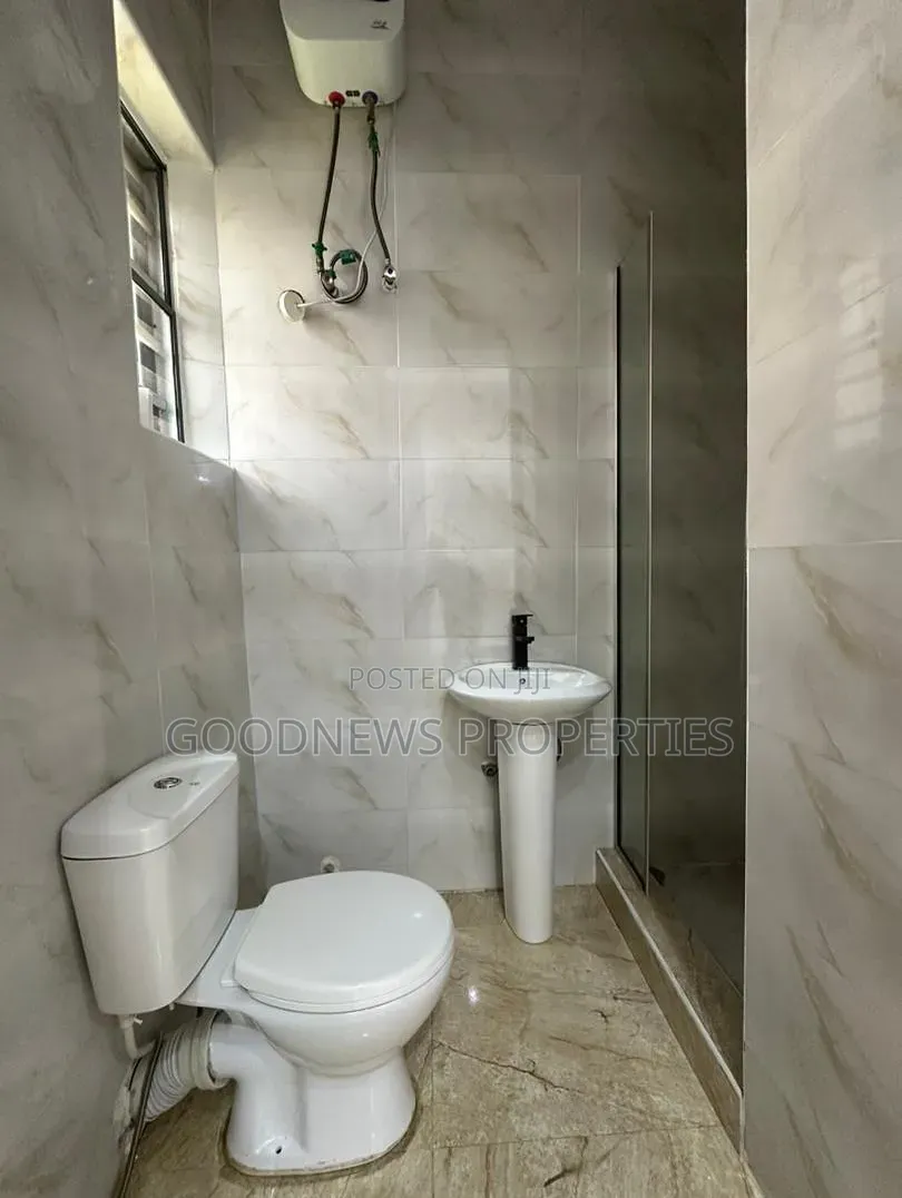 5bdrm Mansion in Orchid Road, Ikota for sale