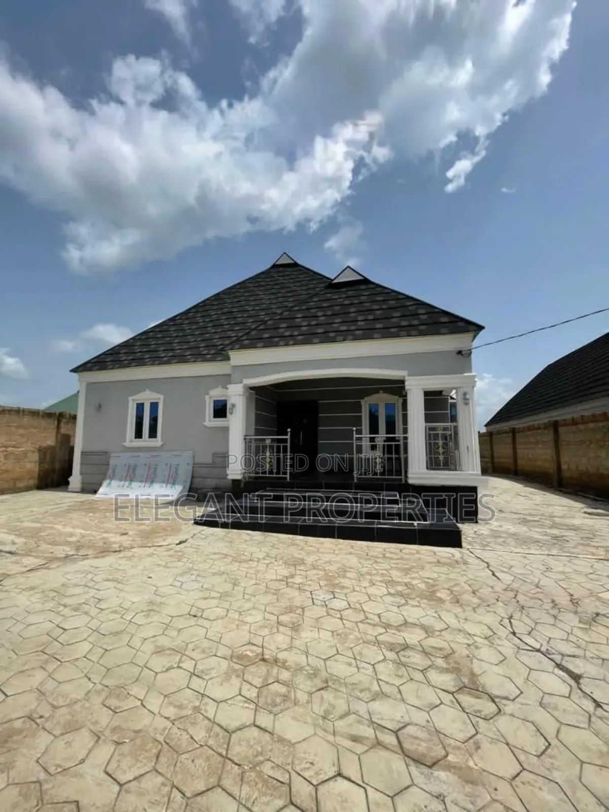 3bdrm Bungalow in At Ilupeju Area, Osogbo for sale