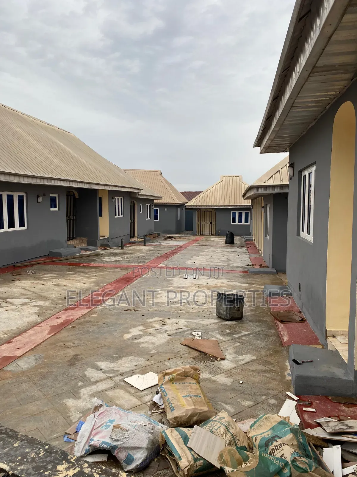 Mini Flat in Behind Ibedc Office for rent