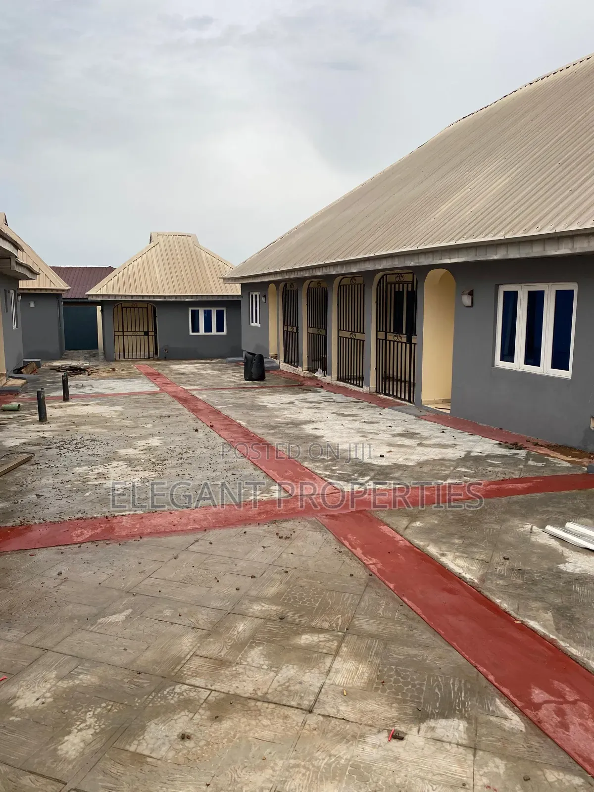 Mini Flat in Behind Ibedc Office for rent