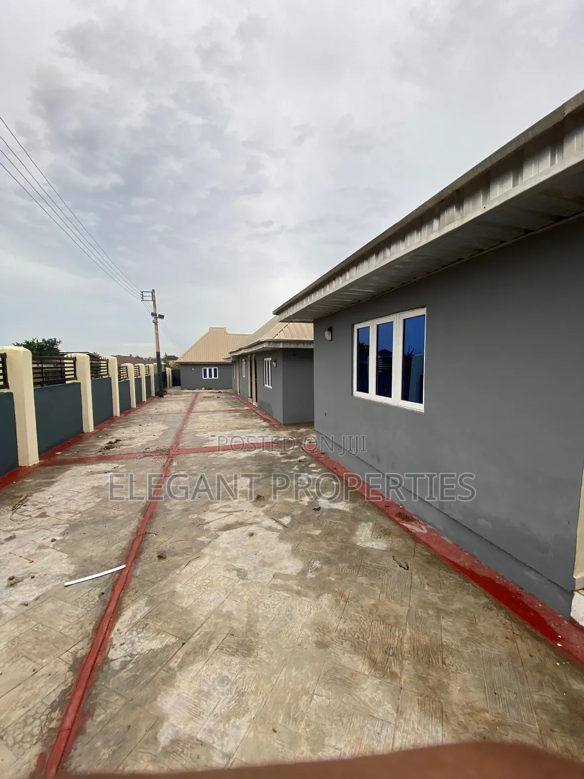 Mini Flat in Behind Ibedc Office for rent