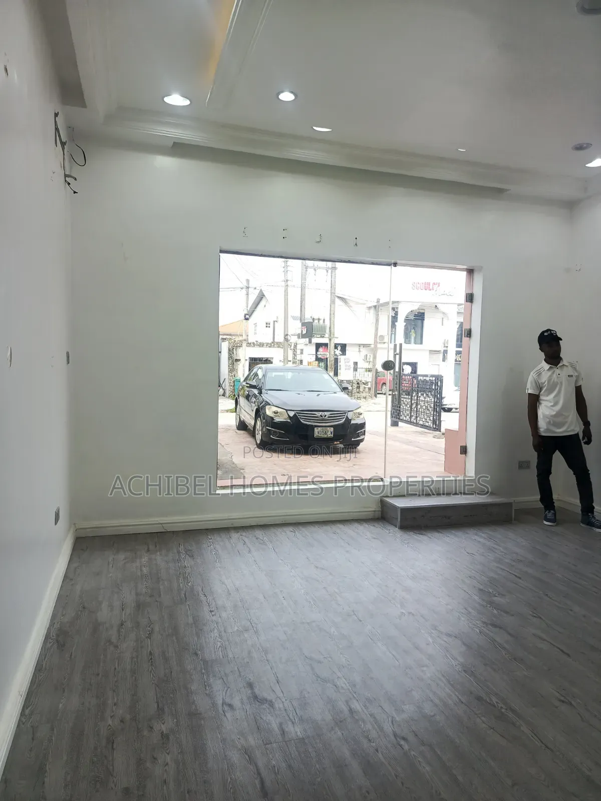 A Shop Space in Lekki Phase 1 for Letting