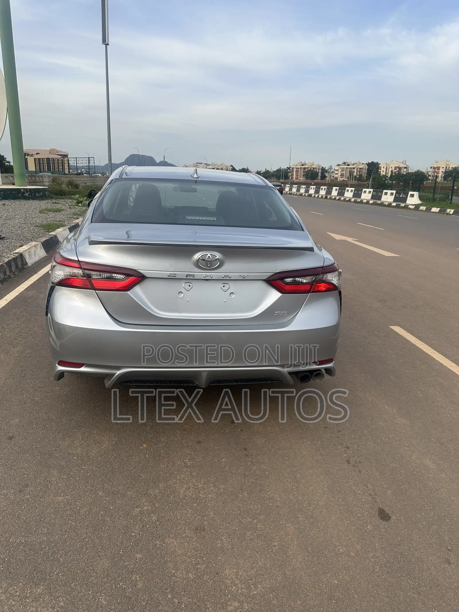 Toyota Camry SE 2021 Silver